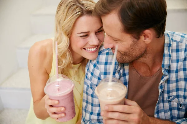 Eu só não posso ficar o suficiente e os smoothies grande também. Tiro de um casal feliz desfrutando de abalos refrescantes juntos. — Fotografia de Stock
