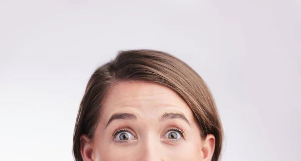 Das ist unglaublich. Studioporträt einer jungen Frau, die vor grauem Hintergrund überrascht wirkt. — Stockfoto