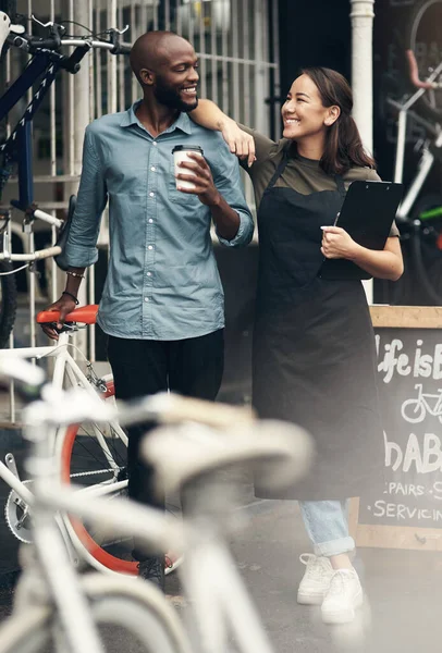 Patronun o olduğunu düşünüyor. Gün boyunca bisiklet dükkanının önünde dikilen iki genç işletme sahibinin uzun metrajlı görüntüleri.. — Stok fotoğraf
