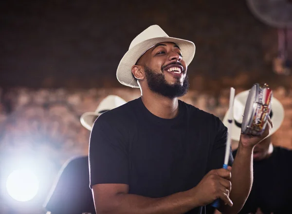 Il est temps de bouger et de groover. Tournage d'un jeune musicien jouant avec son groupe. — Photo