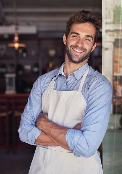 Vou fazer do meu café um sucesso. Retrato recortado de um jovem barista de pé em uma cafeteria. — Fotografia de Stock