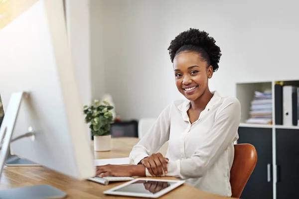 Me siento bien por lo que hago. Retrato de una joven empresaria feliz trabajando en su escritorio. — Foto de Stock