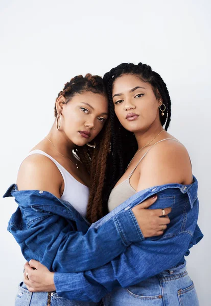 Ze vullen elkaars uiterlijk aan. Studio shot van twee mooie jonge vrouwen poseren tegen een grijze achtergrond. — Stockfoto