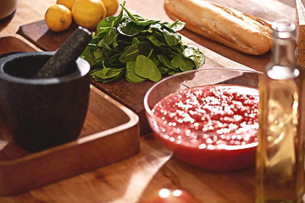 Tolle Zutaten machen gutes Essen. Aufnahme einer Gruppe von Zutaten auf einer Tischplatte. — Stockfoto