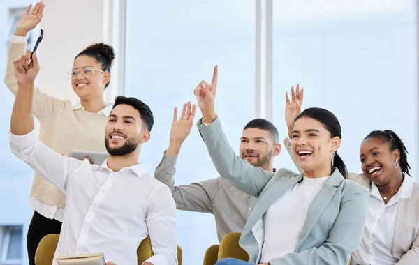 Έχουν μια απάντηση για όλα. Στιγμιότυπο μιας νέας και ποικιλόμορφης ομάδας επιχειρηματιών να σηκώνουν τα χέρια τους κατά τη διάρκεια σεμιναρίου στην αίθουσα συνεδριάσεων. — Φωτογραφία Αρχείου