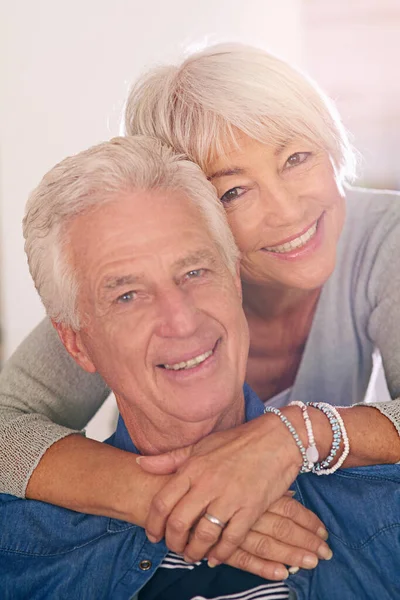 Amor dorado en los años dorados. Retrato de una feliz pareja de ancianos en casa. —  Fotos de Stock