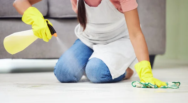 Όποιος έρθει σήμερα καλύτερα να βγάλει τα παπούτσια του. Καλλιεργημένη φωτογραφία μιας γυναίκας να καθαρίζει το πάτωμα στο σπίτι. — Φωτογραφία Αρχείου
