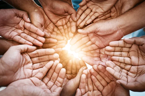 Haz de este mundo un lugar más brillante. Foto recortada de un grupo diverso de personas extendiendo sus manos ventosas. —  Fotos de Stock