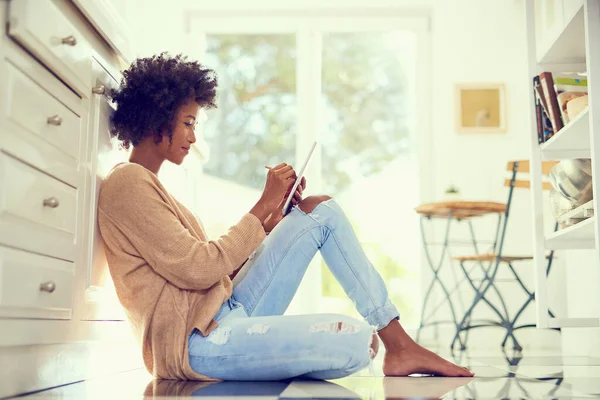Co by byl víkend bez bezdrátové zábavy. Snímek mladé ženy s digitálním tabletem doma. — Stock fotografie