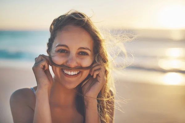 Το μυστικό της ευτυχίας είναι η ελευθερία. Τραβηγμένη φωτογραφία μιας γυναίκας να φτιάχνει παιχνιδιάρικα μουστάκι με τα μαλλιά της.. — Φωτογραφία Αρχείου