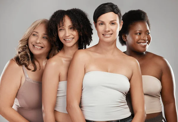 Bis zum Schluss gut beisammen sein. Aufnahme einer vielfältigen Gruppe von Frauen, die dicht an dicht im Studio stehen und posieren. — Stockfoto