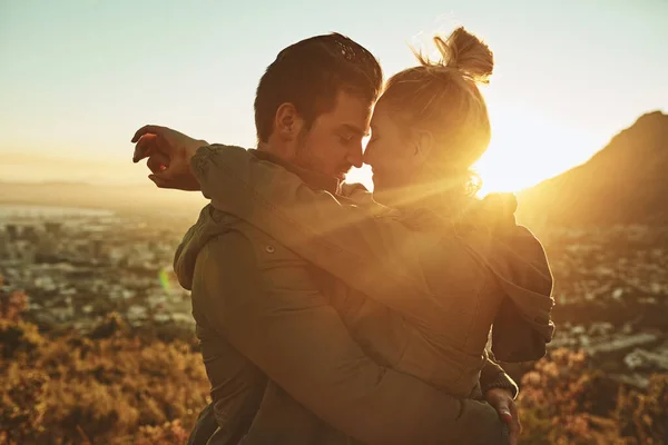 Lasst uns weglaufen und gemeinsam die Welt erkunden. Schnappschuss eines liebevollen Paares, das auf einem Berggipfel steht. — Stockfoto