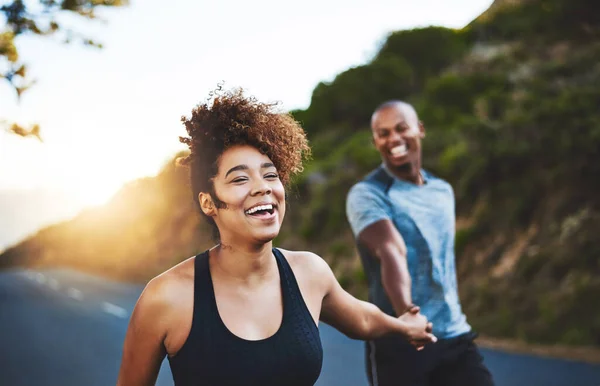 運動はあなたが気分を良くするだけです。一緒に走るために幸せな若いカップルの作物のショット. — ストック写真