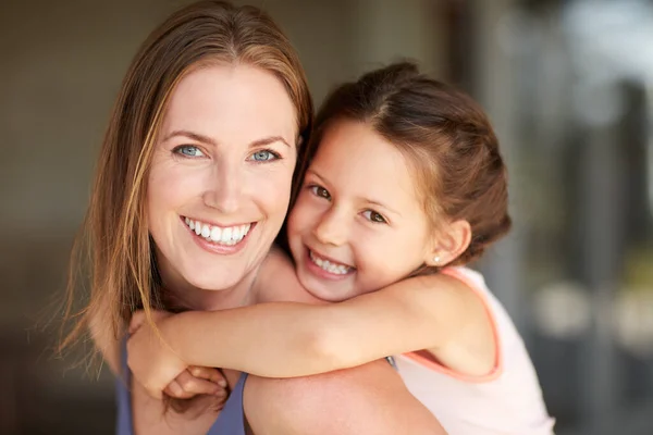 Mijn dochter is alles voor me. Gehakt schot van een moeder en dochter samen tijd doorbrengen thuis. — Stockfoto