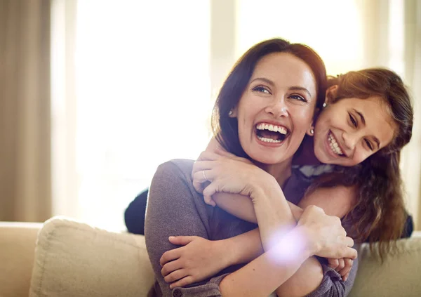 Ik hou van je, mam. Shot van een mooie moeder en haar schattige dochter bonding thuis. — Stockfoto