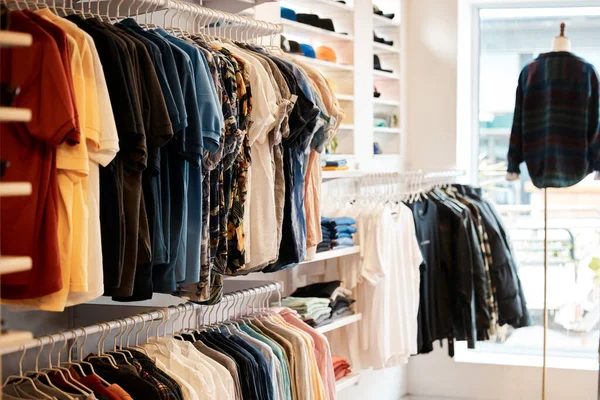 En cualquier temporada, te tenemos cubierto. Foto de una boutique de ropa vacía con la última selección de ropa. — Foto de Stock