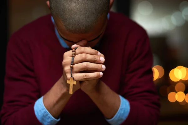 すべての祈りに答えろ。ロザリオを持っている男の作物のショットと祈る. — ストック写真