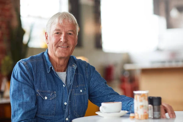 A começar o meu dia com café. Retrato de um homem idoso descontraído desfrutando de uma xícara de café em uma cafeteria. — Fotografia de Stock