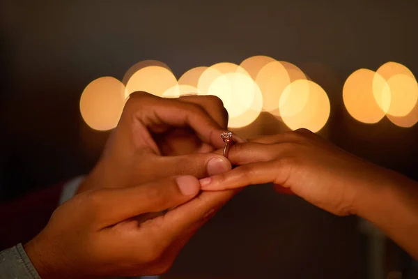 Ele gostou, por isso pôs-lhe um anel. Tiro de perto de um homem colocando um anel de noivado em seu dedo de noiva. — Fotografia de Stock