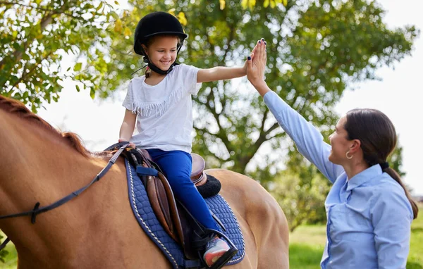 Idag var en bra session. Skjuten av ung flicka med sin instruktör med en häst utomhus i en skog. — Stockfoto