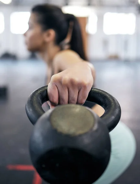 Toning muskler er alt i teknikken. Skutt av en ung kvinne som trener med kjele-bjellvekt i et treningsstudio. – stockfoto