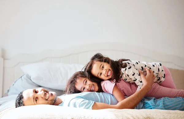 Quero o meu conselho. Vai para casa e ama a tua família. Tiro de duas meninas deitadas em cima de seu pai. — Fotografia de Stock