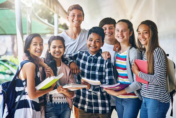 Освіта є ключем до нашого майбутнього. Портрет групи щасливих школярів, що стоять разом у залі поза класом . — стокове фото