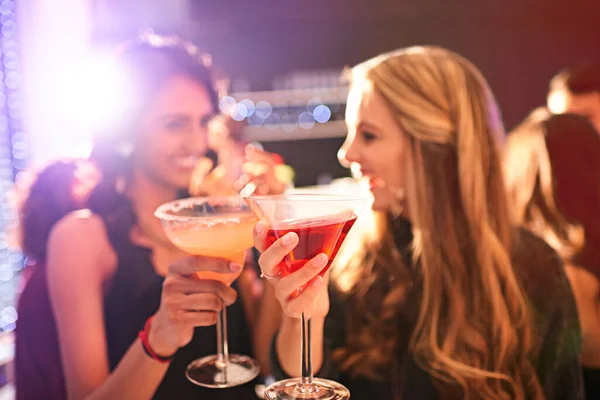 Клінт, перш ніж випити. Постріл двох молодих жінок п'ють коктейлі на вечірці . — стокове фото
