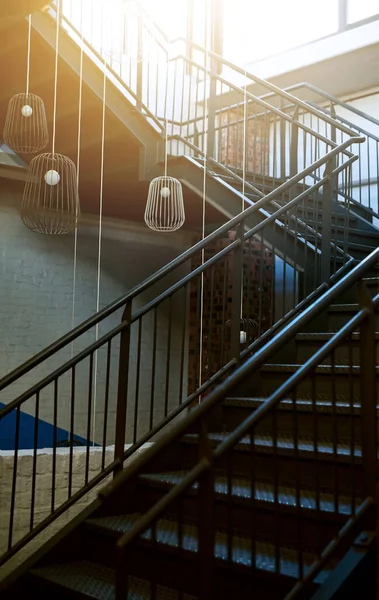 Başarıya giden merdiven. Bir binanın merdiven görüntüsü.. — Stok fotoğraf