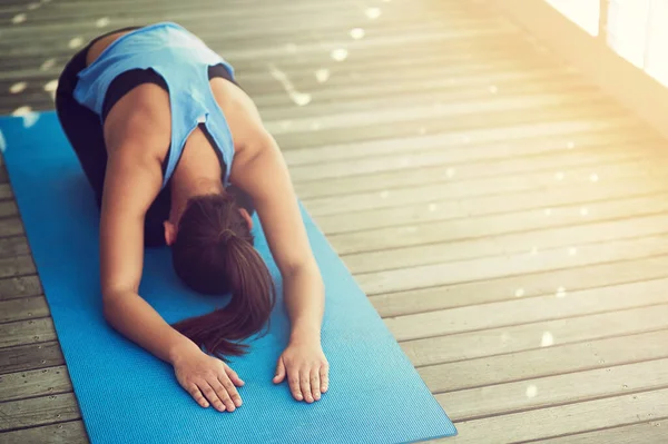 Mets ton yogi. Plan recadré d'une jeune femme pratiquant le yoga. — Photo