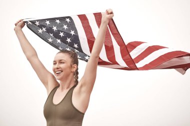 Hiç bu kadar gurur duymamıştım. Amerikan bayrağını tutan genç bir bayan sporcunun fotoğrafı..