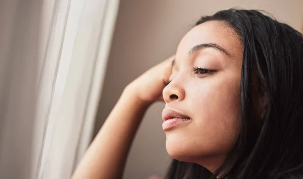 Ik vraag me af wat iedereen van plan is. Schot van een jonge vrouw die er thuis attent uitziet. — Stockfoto