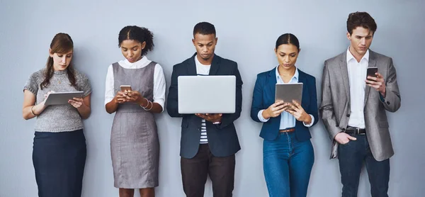 In de rij staan. Afgeknipte foto van een groep jonge ondernemers die in de rij staan voor hun interviews. — Stockfoto