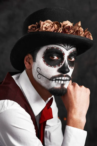私のハロウィーンの衣装は行くのが良いです。メキシコ風のハロウィンの衣装を着たハンサムな若い男の作物の肖像画. — ストック写真