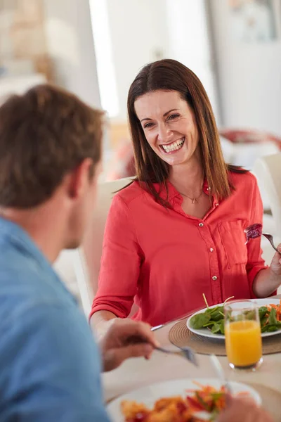 사랑은 모든걸 더 맛있게 만들지. 행복 한 부부 가집에서 함께 건강에 좋은 식사를 즐기고 있는 모습을 찍은 사진. — 스톡 사진