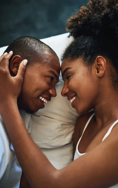Vou amar-te toda a minha vida. Foto de alto ângulo de um jovem casal feliz compartilhando um momento afetuoso juntos na cama. — Fotografia de Stock
