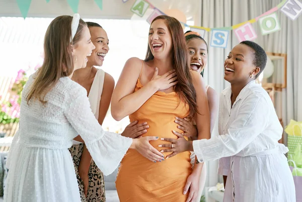 To najlepsze przyjęcie dla dziecka. Strzał grupy przyjaciół świętujących na baby shower. — Zdjęcie stockowe