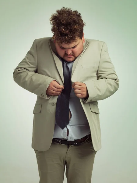 これはどのように行われます。スーツを着た太りすぎの男のショット彼のジャケットをボタンしようとして. — ストック写真
