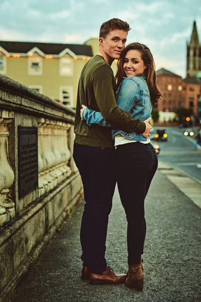 Nunca estivemos tão felizes. Tiro cortado de um jovem casal em um encontro na cidade. — Fotografia de Stock