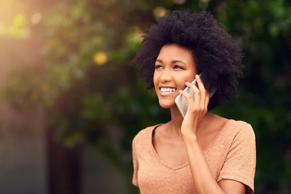 Ich fühle mich in der Natur so verbunden. Aufnahme einer jungen Frau, die im Freien mit ihrem Handy spricht. — Stockfoto