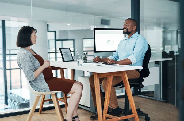 Grandi idee nascono nelle conversazioni. Foto ritagliata di due giovani imprenditori seduti in ufficio insieme e che discutono. — Foto Stock