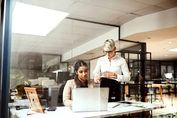 Tu devras changer ça. Tournage de deux femmes d'affaires travaillant ensemble sur un ordinateur portable dans un bureau. — Photo