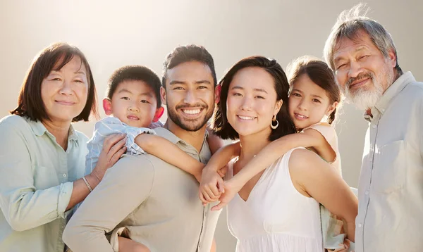 Сім'я це все. Обрізаний знімок щасливої різноманітної багатоповерхової сім'ї на пляжі . — стокове фото