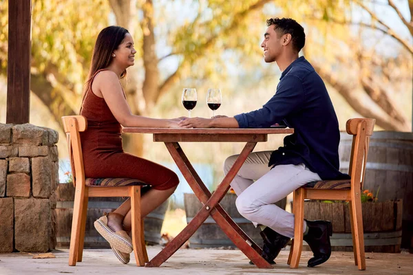 J'adore le sentiment d'être pris au dépourvu pour sortir avec ma chérie. Tournage d'un jeune couple qui boit du vin à un rendez-vous dans une exploitation viticole. — Photo