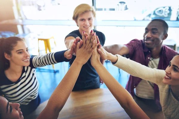 Allein sind wir schlau, gemeinsam sind wir brillant. Hochwinkelaufnahme einer Gruppe glücklicher Freunde, die sich gegenseitig hoch fixieren. — Stockfoto