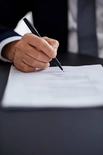 Parece estar tudo em ordem. close-up tiro de um empresário assinar um contrato enquanto sentado em uma mesa em um escritório. — Fotografia de Stock