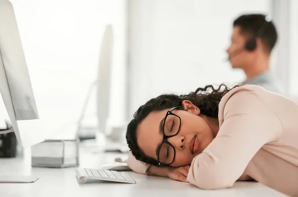 En snabb tupplur gör inte ont. Skjuten av en ung kvinnlig call center agent tar en tupplur på jobbet. — Stockfoto