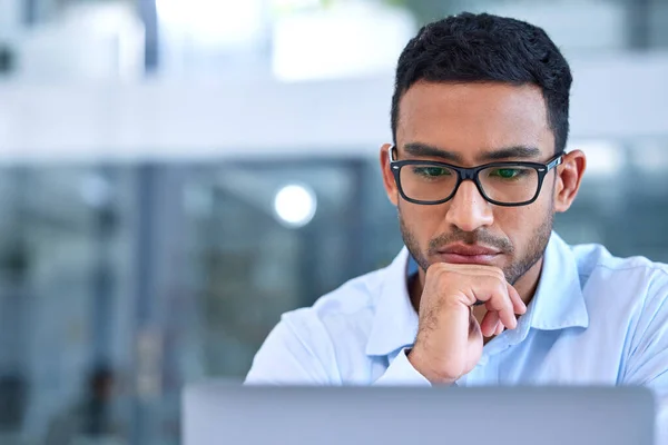 Posso precisar de algum tempo com isto. Tiro de um jovem empresário usando seu laptop no trabalho. — Fotografia de Stock