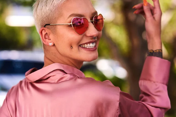 Glück sieht bei jedem gut aus. Nahaufnahme Porträt einer attraktiven und stilvollen jungen Frau mit Sonnenbrille, die sich in einem Park im Freien entspannt. — Stockfoto