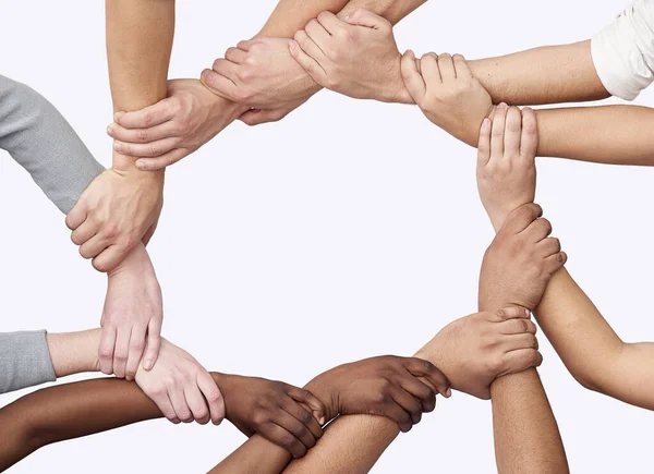 Spojeni v životě. Oříznutý záběr různorodé skupiny rukou spojených dohromady. — Stock fotografie